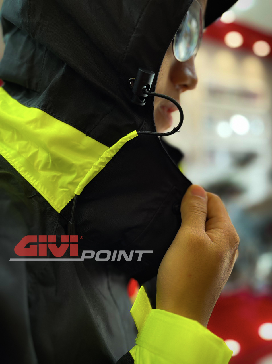 Dây rút ngay vị trí nón trùm giúp bao bọc phần đầu tốt hơn